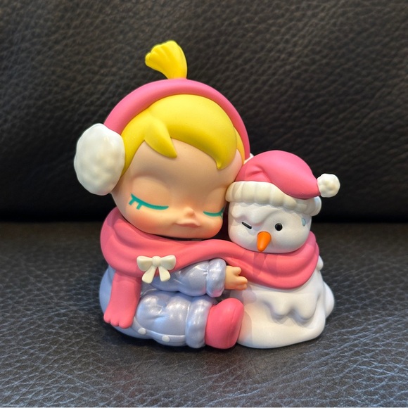 NWOB POP MART Baby Molly Just One Hug Figure - Picture 1 of 4